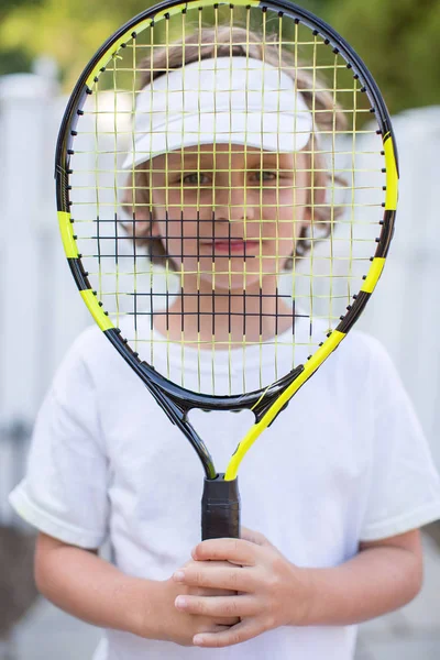 Portrait Garçon Tenant Une Raquette Tennis Devant Visage — Photo