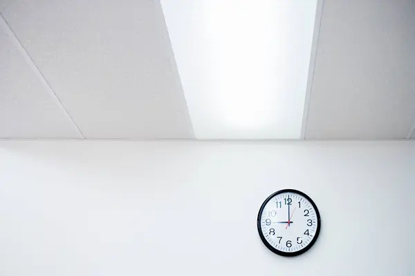 पांढरा कार्यालय भिंत वर घड्याळ — स्टॉक फोटो, इमेज
