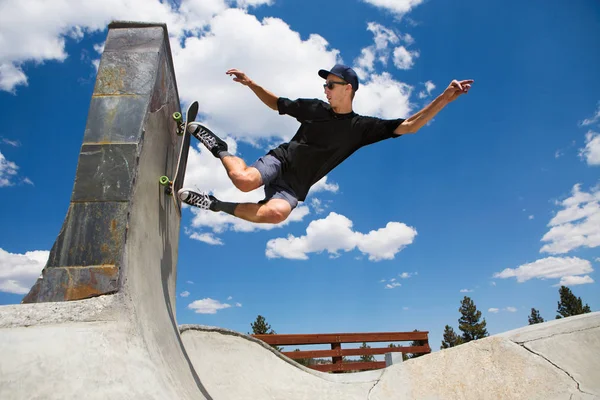 Jeune Homme Planche Roulettes Sur Rampe Parc Patins Mammoth Lakes — Photo