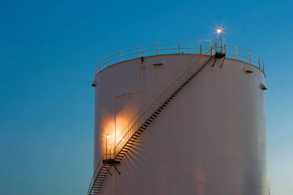 Tanque de armazenamento de gás ao entardecer — Fotografia de Stock