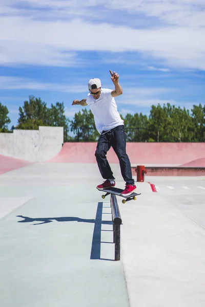 Skateboarder Balancing Bench Montreal Quebec Canadá — Foto de Stock