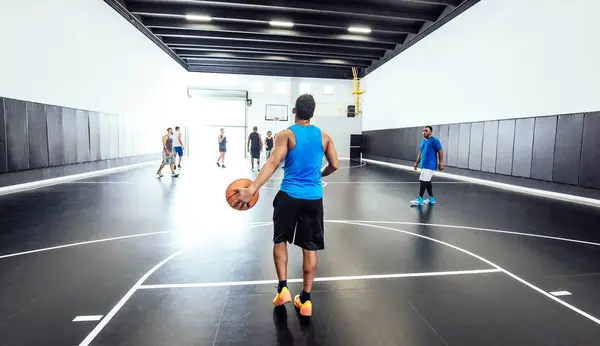 バスケットボール練習でボールを持つ男性バスケットボール選手の後方ビュー — ストック写真