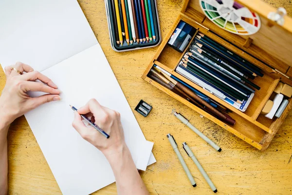 Művész Kezében Ceruza Hamarosan Elkezd Rajzolni Felülnézet — Stock Fotó