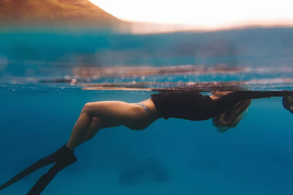 海での女性フリーダイビング — ストック写真