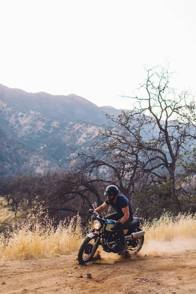 Mann Fährt Motorrad Mammutbaum Nationalpark Kalifornien Vereinigte Staaten — Stockfoto