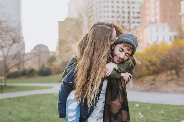 Coppia Giovane Che Abbraccia Nel Parco Boston Massachusetts Usa — Foto Stock