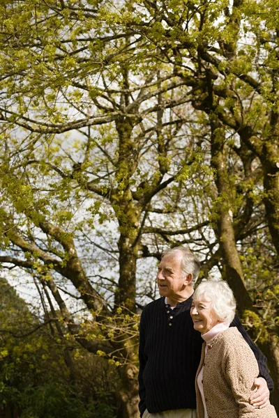 Senior Couple Standing Garden — Stock Photo, Image