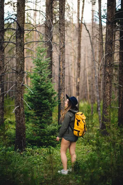 Woman Forest Looking Away Rocky Mountain National Park Colorado Usa — Stock Photo, Image