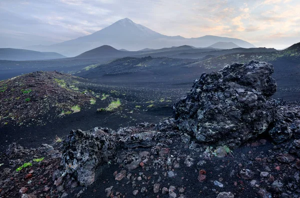 熔岩场和托勒巴契克火山 — 图库照片