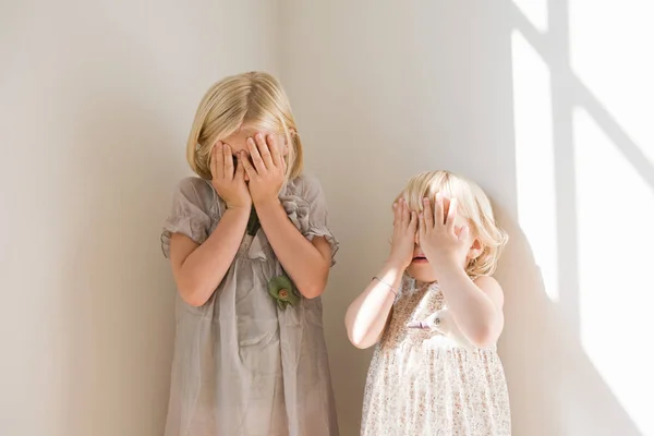 Girls Playing Hide Seek — Stock Photo, Image