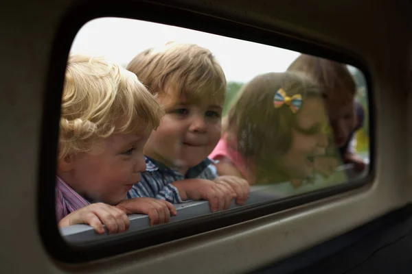Čtyři Děti Nakukovaly Oknem Náklaďáku — Stock fotografie