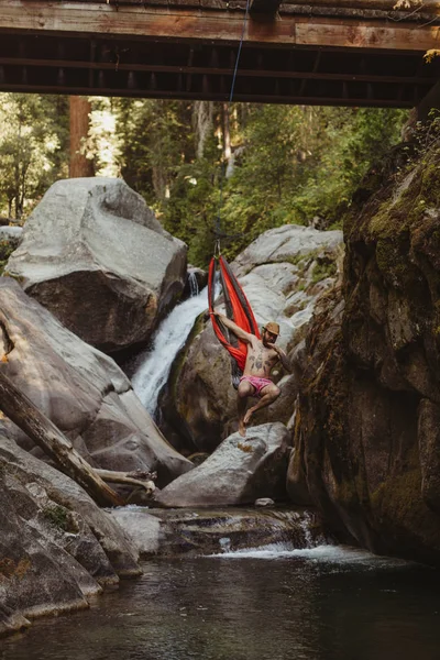 Fiatal Férfi Leugrik Függőágyról Felfüggesztve Hídról Ásványkirály Sequoia Nemzeti Park — Stock Fotó