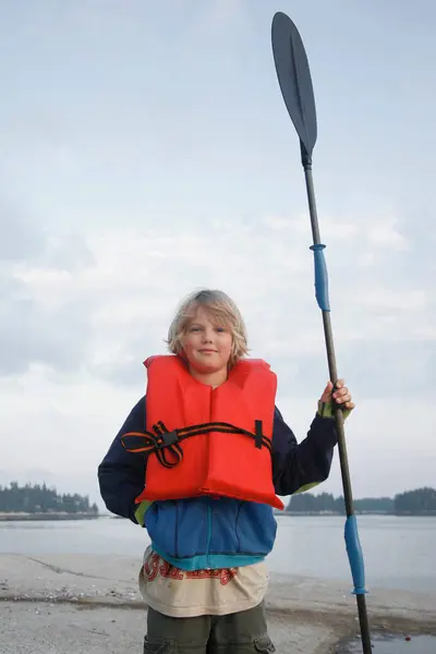 Garçon Avec Gilet Sauvetage Pagaie Kayak — Photo