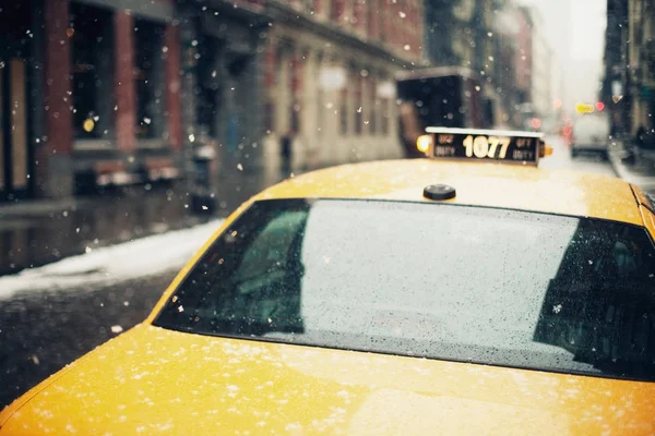New York Taksi Şehirde Kar Sokak Üzerinde Yakın Çekim — Stok fotoğraf