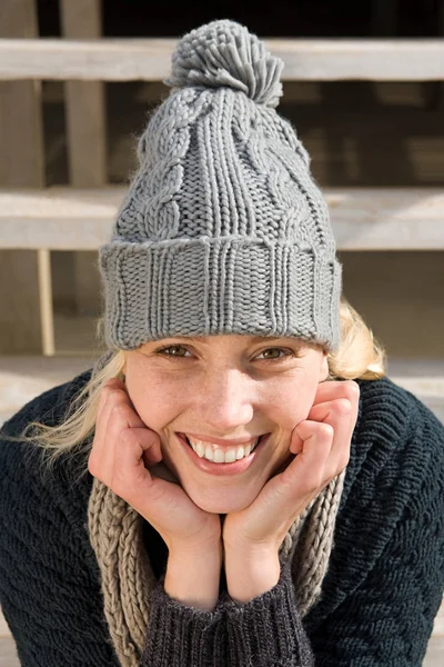 Şapka Giyen Gülümseyen Genç Kadın Portresi Örgü — Stok fotoğraf