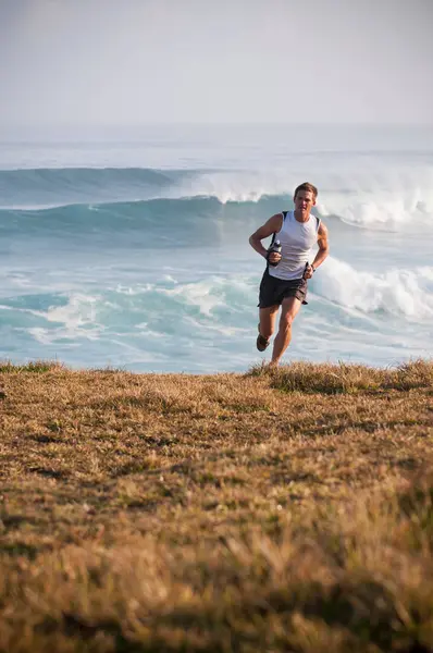 Man Running Grassy Beach — Stock Photo, Image