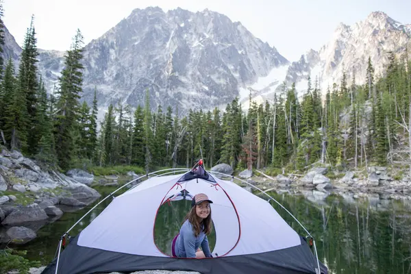 Young Woman Sitting Tent Lake Enchantments Alpine Lakes Wilderness Washington — Stock Photo, Image