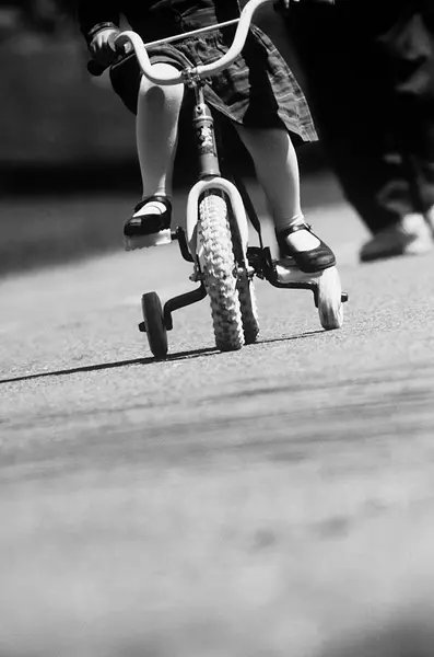 Обрізане Зображення Дівчини Яка Вчиться Їздити Велосипеді — стокове фото