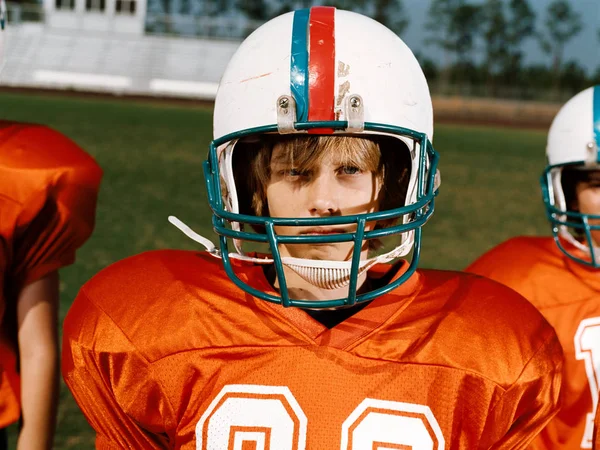 Junge Mit American Football Helm Schaut Weg — Stockfoto