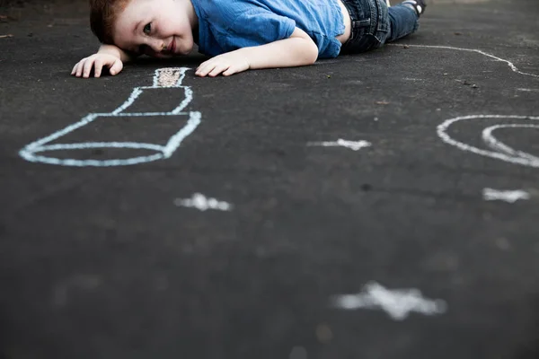 Niño Acostado Suelo Mirando Tiza Dibujo — Foto de Stock