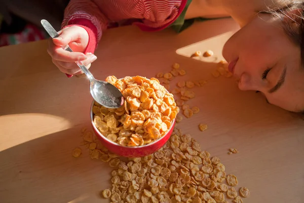 Mujer Joven Con Cereales Para Desayuno Derramados — Foto de Stock