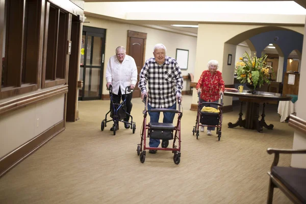 Três Adultos Idosos Caminhando Dentro Casa Com Quadros Ambulantes — Fotografia de Stock