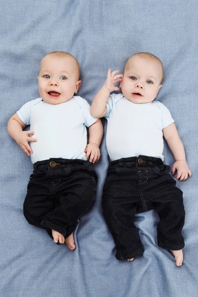 Porträtt Två Små Pojkar Liggande Blå Overhead View — Stockfoto