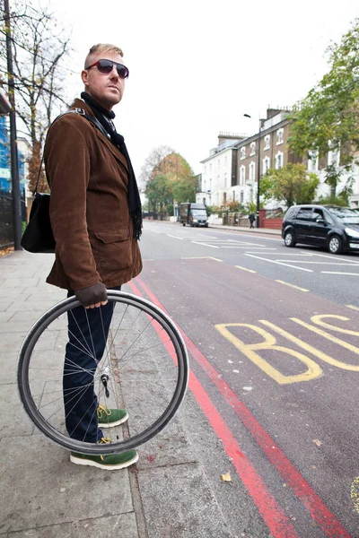 Ciclista Segurando Roda Bicicleta — Fotografia de Stock