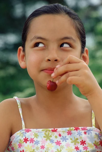 Chica Sosteniendo Una Cereza —  Fotos de Stock