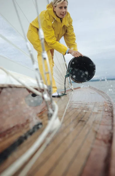 Frau Wäscht Deck Des Bootes — Stockfoto