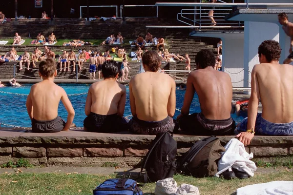 Tonårspojkar Väntar Vid Poolen — Stockfoto