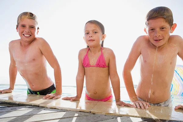 Enfants Dans Piscine — Photo