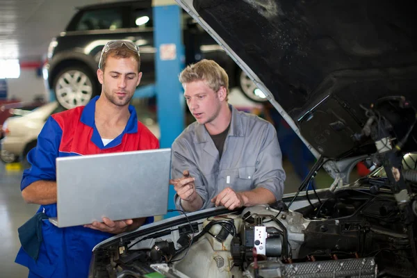 Mecânica Carro Discutindo Analisando Reparação Automóvel — Fotografia de Stock