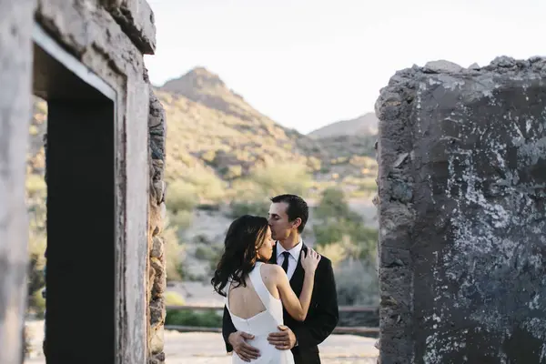 Bride Groom Outdoors Romantic Embrace — Stock Photo, Image