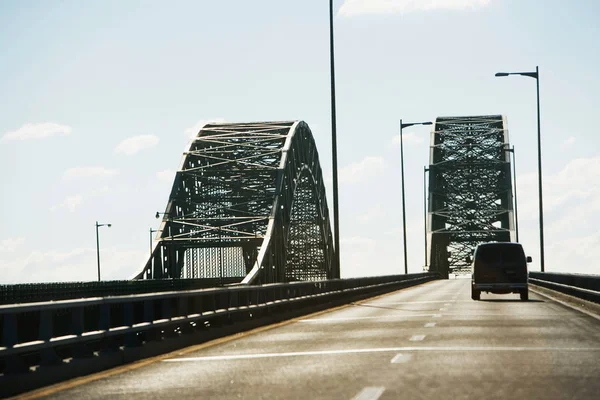 Van conduciendo en puente — Foto de Stock