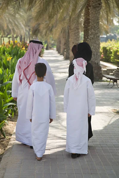 Yürüyen Bir Ailenin Arka Görüntüsü — Stok fotoğraf