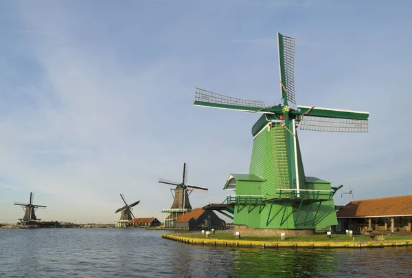 Zaandam Zaanse Schans 对多云天空的一排风车 — 图库照片