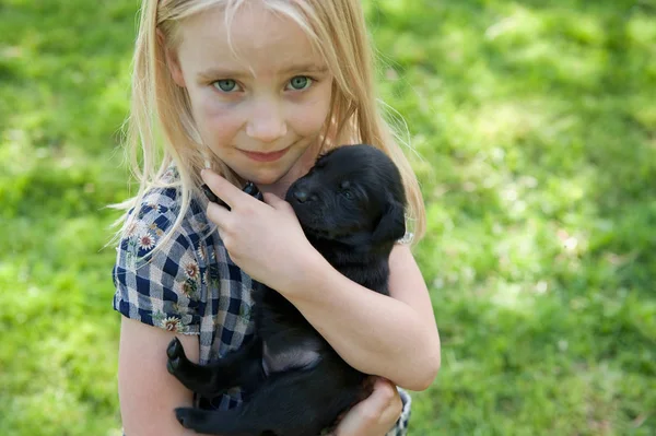 Jeune Fille Câlin Chiot — Photo