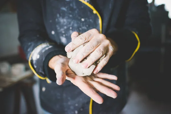 代の男性の手で粘土を絞るのトリミング ビュー — ストック写真