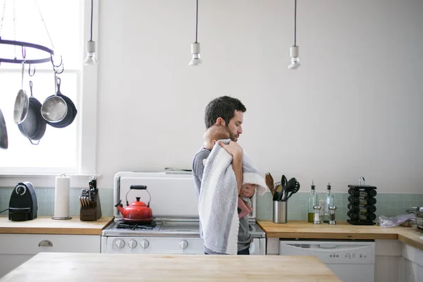 Mitte Erwachsener Mann Trägt Baby Sohn Küche — Stockfoto