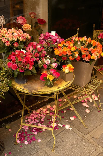 Τριαντάφυλλα Στο Τραπέζι Και Καρέκλα Στο Κατάστημα Ανθοπωλείο — Φωτογραφία Αρχείου