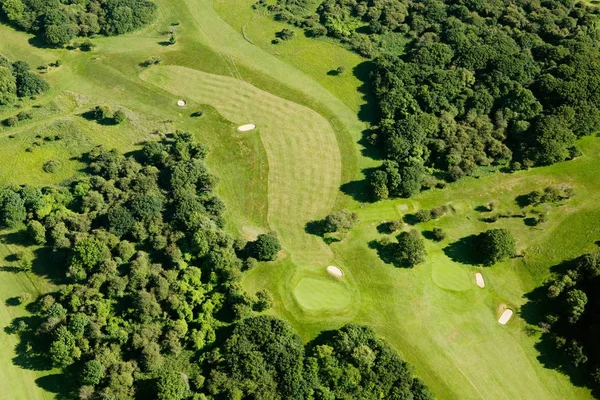 郁郁葱葱的绿色高尔夫球场鸟瞰图 — 图库照片