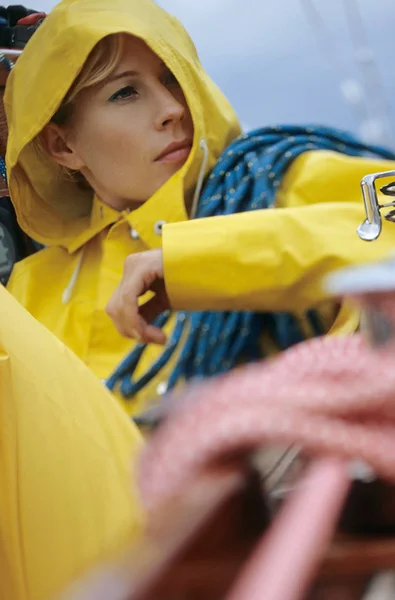 Γυναίκα Κίτρινο Αδιάβροχο Που Κουβαλάει Σχοινί — Φωτογραφία Αρχείου
