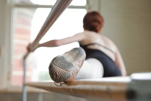 Ballet Dancer Warming Foot Bar — Stock Photo, Image