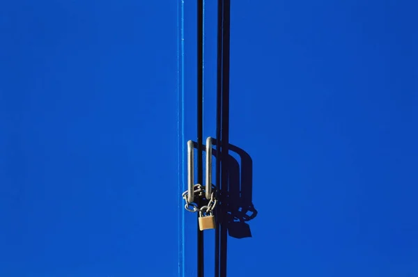 Mavi kilitli kapılar — Stok fotoğraf