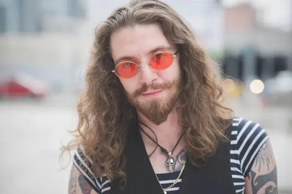 Retrato Hombre Joven Hippy Con Gafas Sol Naranjas Cabello Largo —  Fotos de Stock