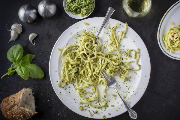 Prato Devorado Macarrão Pesto Com Ingredientes Torno Prato Copo Vinho — Fotografia de Stock