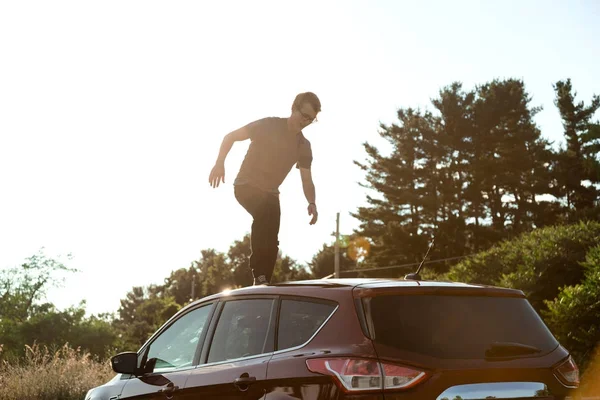 Hombre Joven Caminando Por Techo Del Coche — Foto de Stock