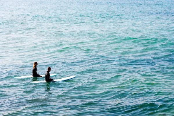 Sörf Tahtaları Üzerinde Oturan Çift — Stok fotoğraf