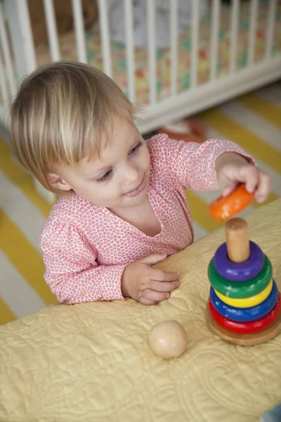 Vista Ángulo Alto Niña Jugando Con Juguete Apilamiento —  Fotos de Stock